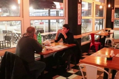 Autorizan a los gastronómicos a ocupar el 50% del interior de sus locales