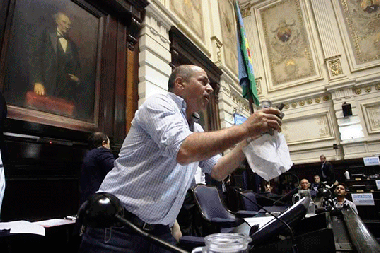 Intendente k va a juicio oral por irrumpir en plena sesión en la Legislatura