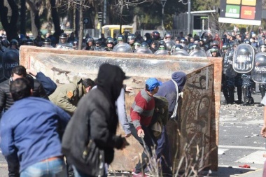 Serios incidentes en La Plata entre la policía y manifestantes del Astillero Río Santiago