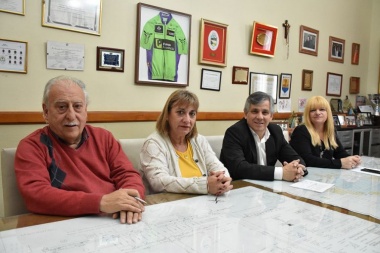 Britos anunció bono de 3000 pesos a municipales, aumento de horas extras y becas laborales