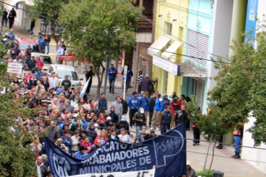 Ejecutivo habla de una adhesión del 50 por ciento, para los municipales hubo "contundencia"