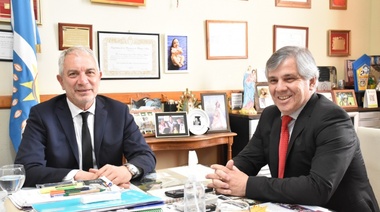 El ministro de Justicia provincial junto a Guillermo Britos entregaron 127 escrituras en Chivilcoy
