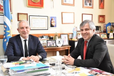 El ministro de Justicia provincial junto a Guillermo Britos entregaron 127 escrituras en Chivilcoy