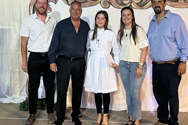 Battaglia entregó distinciones a estudiantes secundarios arenalenses destacados en 2022