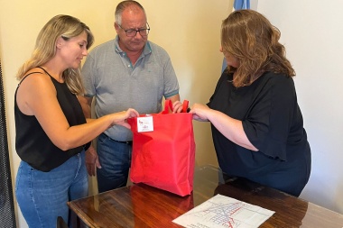 Battaglia entregó 700 kits educativos para alumnos del distrito de General Arenales