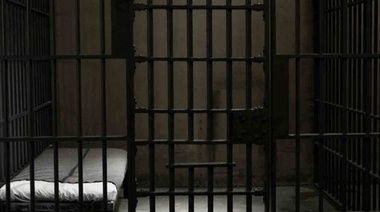Trasladan detenidos de la comisaría local en condiciones de hacinamiento