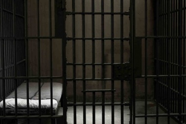 Trasladan detenidos de la comisaría local en condiciones de hacinamiento