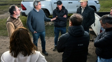 Rodríguez recorrió zonas afectadas con productores de Casares y Bolívar
