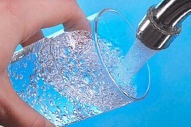 Siguen los reclamos por falta de agua potable en distritos bonaerenses