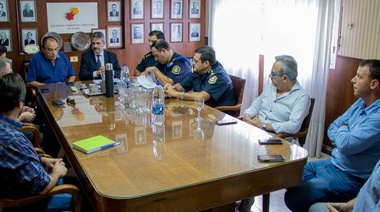 Reunión de trabajo entre dirigentes de Comercio e Industria, autoridades municipales y jefes policiales