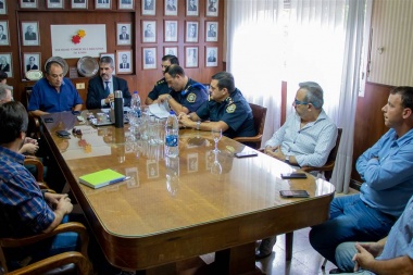 Reunión de trabajo entre dirigentes de Comercio e Industria, autoridades municipales y jefes policiales