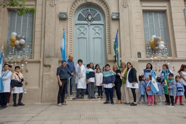Lago inauguró obras de la Escuela Primaria 4 y entregó 87 notebooks a estudiantes secundarios