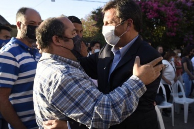 Respaldo a los peones en la pelea con la Mesa de Enlace por el bono