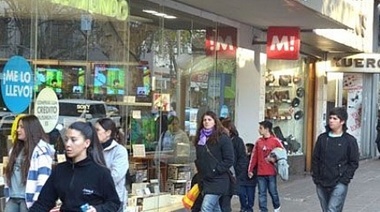 Con cláusula gatillo, los empleados de comercio acordaron un aumento del 30%