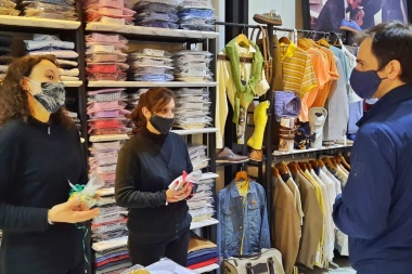 Petrecca recorrió comercios para saludar a los empleados en su día