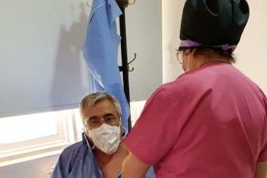 Campana es el primer intendente mayor de 60 de JxC en vacunarse con la Sputnik en la cuarta