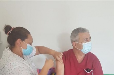 Secretario de Salud de Alberti fue el primer vecino en aplicarse la sputnik V en mayores de 60