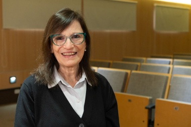 Física albertina obtuvo premio internacional por desentrañar la "partícula de Dios"