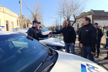 Provincia entregó nuevos móviles policiales en Bragado y Alberti