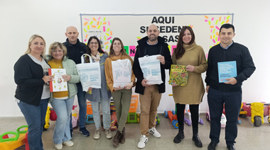 Lago participó de una entrega de libros al Jardín Maternal 1 de Alberti