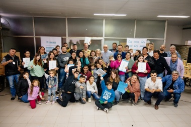 Junto a Silvina Batakis, Lago entregó 13 viviendas en Mechita