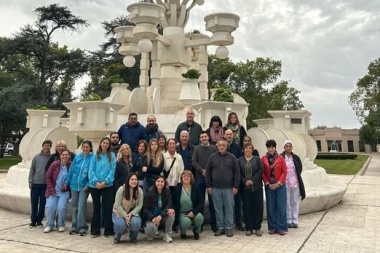 Lago acompañó a trabajadores de la salud en el izamiento de la bandera