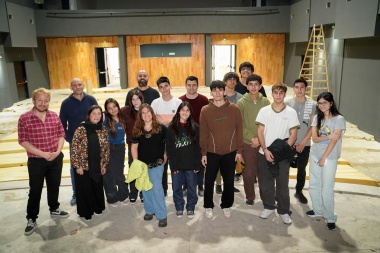 Lago acompañó la visita de estudiantes al Cine Teatro Roma