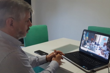 Kicillof se reunió con intendentes y les pidió "fortalecer los cuidados"