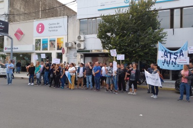 Jubilados juninenses piden respuestas por cupos de internación ante el cierre de una clínica