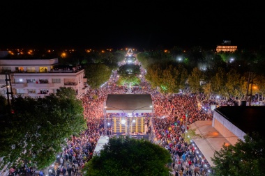 Uliseros y uliseras de toda la provincia coparon Los Toldos en otra noche de corsos