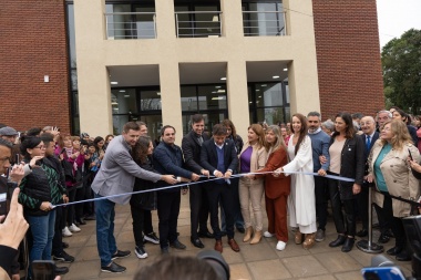 Kicillof inauguró una casa PBA en Los Toldos y sumó foto con la cuarta