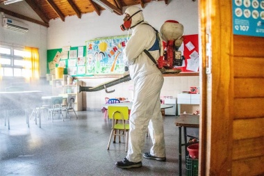 Continúan las tareas de desinfección y toma de agua en establecimientos educativos