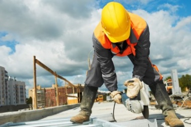 Según el INDEC, la construcción y la industria retrocedieron durante julio