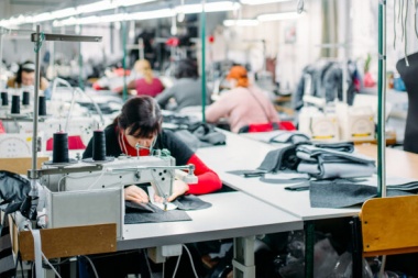 Suspensiones, despidos y cierres en la industria bonaerense