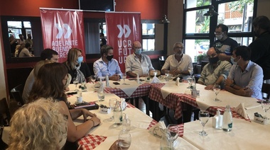 Gastón Manes en una gira que incluye seis ciudades de la cuarta para apoyar a Abad y Revilla