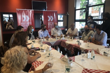 Gastón Manes en una gira que incluye seis ciudades de la cuarta para apoyar a Abad y Revilla