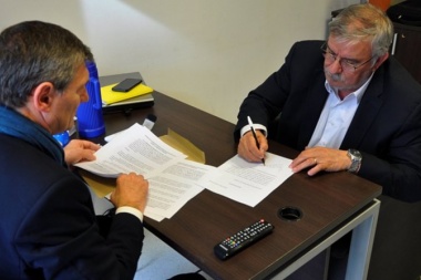 Gatica firmó convenio con Nación para la compactación de vehículos secuestrados