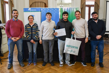 Con apoyo provincial se entregaron becas a deportistas y materiales a clubes