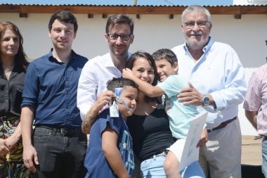 Provincia entregó 27 viviendas en Bragado