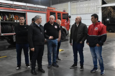 Alexis Guerrera entregó subsidios a bomberos voluntarios de Chacabuco