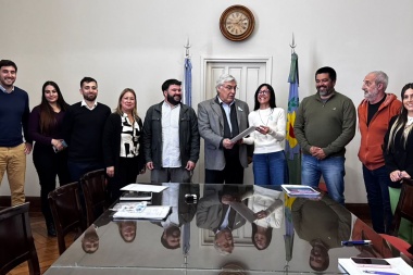 Alegre entregó subsidios por más de 17 millones de pesos y firmó convenios con provincia