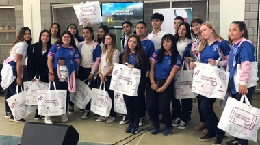 Escuelas de seis distritos de la Cuarta sección recibieron tablets