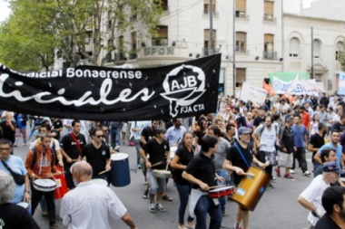 Médicos y judiciales profundizan sus reclamos y piden ser llamados a discutir salarios