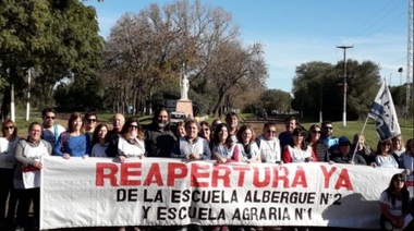 Docentes realizaron caravana para pedir obras en dos establecimientos