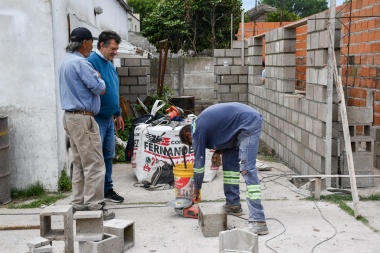Avanzan la construcción de tres nuevos consultorios en el CAPS La Curva