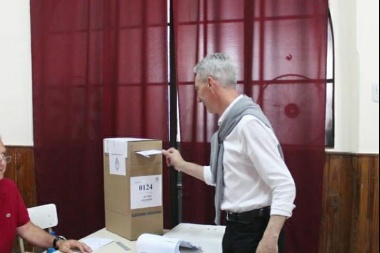 Meoni votó y aguardará los resultados en el búnker del FR
