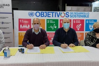 Firmaron contratos para obras de vivienda en Alberti