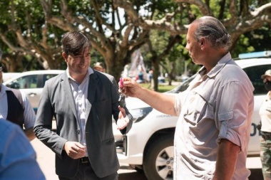 Berni entregó patrulleros a municipios de la cuarta: 3 de Juntos y 4 del FdT