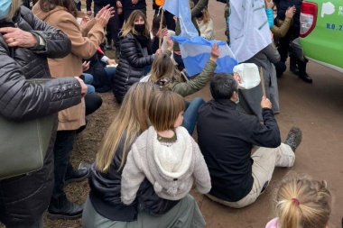 Kicillof llegó a la cuarta y hubo reclamo de Padres Organizados en Lincoln por la presencialidad