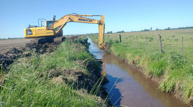 Limpian canales de la zona rural de Alberti para favorecer escurrimiento de agua
